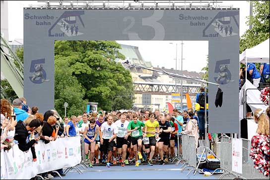 Start durch das LED-Portal: Inlights Displaysolutions lieferte und installierte die LED-Displays für den Wuppertaler Schwebebahnlauf