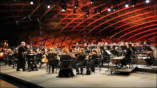 Der Dirigent und der Konzertmeister konnten dem Geschehen akustisch über In-Ear-Hörer folgen.