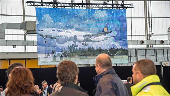 Flugzeugtaufe in Frankfurt auf der 8-mm-LED-Wand von satis&fy
