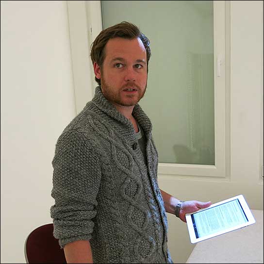 Raphael Kirsch am Fragebogen-Pad