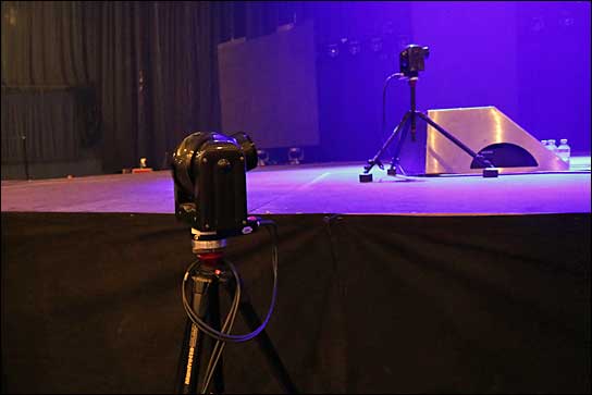 Robotix-Kameras auf der Bühne filmen Ed Sheeran während des Auftritts.