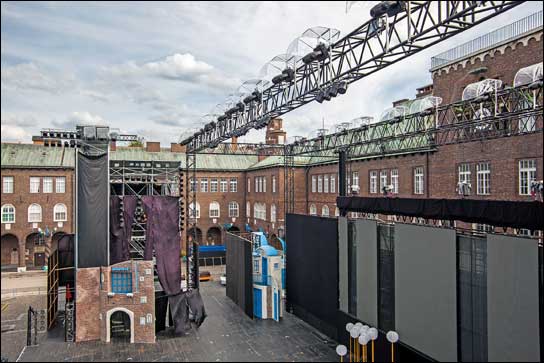 Die Layher Super-Truss aus Stahl erlaubt den Bau eines Ground Supports für die Beleuchtung mit einer freitragenden Spannweite von 30 Metern.