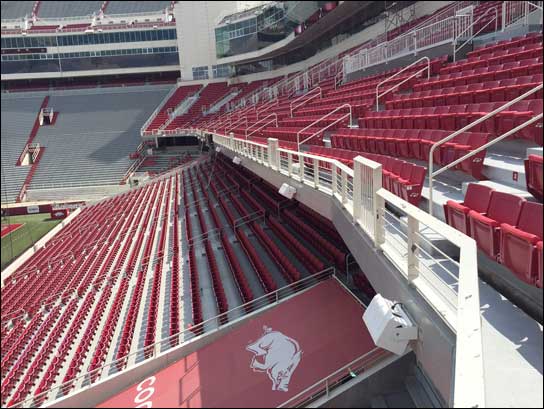 Im Razorback Stadium müssen die Boxen jedem Wetter trotzen.