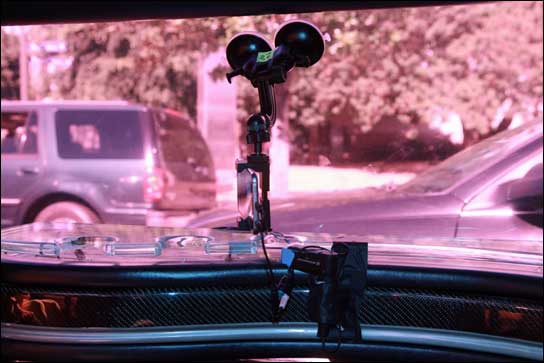 Sennheisers Mikrofonsystem AVX nimmt die Umgebungsgeräusche aus zehn Fahrzeugen auf und sendet sie an den Central Hub (Foto: Dana Ross Photography)