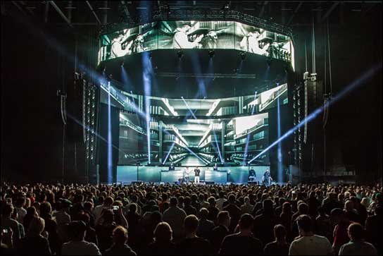 Sido auf der "Liebe Live Tour 2015" in der SAP-Arena Mannheim (Foto: Ralph Larmann).