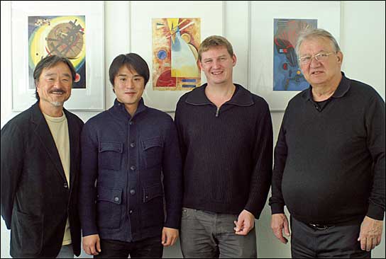 V.l.n.r: Hideki Iwasaki, (CEO IDK Corporation, Japan), Ryohei Iwasaki (Executive Director IDK Corporation, Japan), Mike Waldeyer (Technical Director VIDELCO Europe Limited, Deutschland), Wolfgang Waldeyer (CEO VIDELCO Europe Limited, Deutschland)