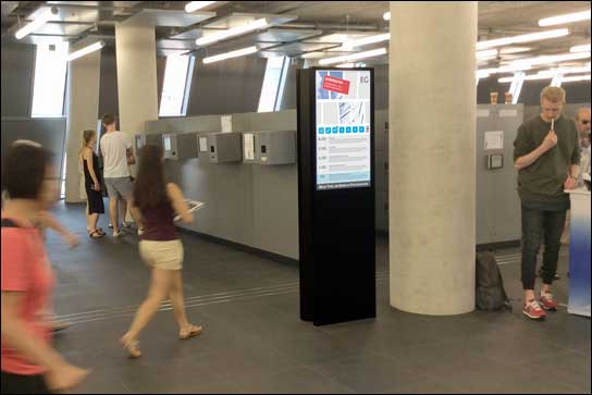 Alle Infos liefern in der UniBibliothek Freiburg die Displays von Werkstation