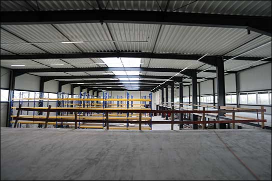 Viel Platz bietet die neue Lagerhalle von Wilhelm & Willhalm mit ihren 3.000 Quadratmetern.