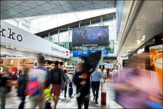 Zwei N4-LED-Bildschirme von Absen mit je 8,7 qm arbeiten im Flughafen Helsinki-Vantaa Tag für Tag.