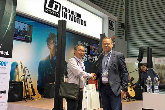 Spannende Zusammenarbeit: Kwong Wai Tong (links), Geschäftsführer von Great Wall Audio Musical Instrument und Markus Jahnel, COO der Adam Hall Group auf der letzten Music-China. 
