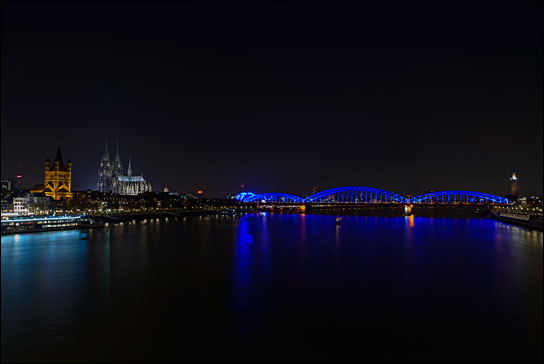 Ganz in Blau: die Kölner Rheinbrücke anlässlich der "Blue Monument Challenge".