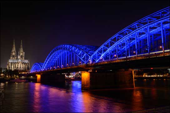 Ganz in Blau: die Kölner Rheinbrücke anlässlich der "Blue Monument Challenge".