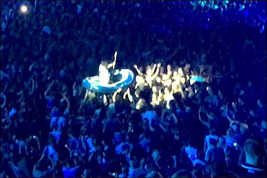 Der Gitarrist im Gummiboot: Da hat eine Band ihre Fans im Griff!!!