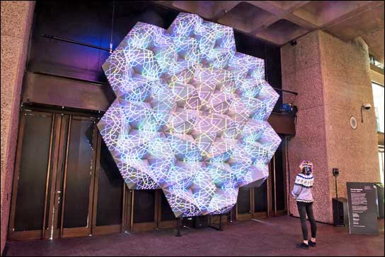 Mit Laser-Projektion von Christie: "Numina" von Zarah Hussain (Foto: Max Colson)