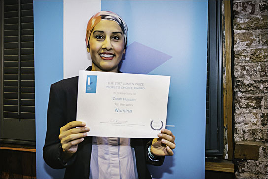 Zarah Hussain mit ihrem Award in London.
